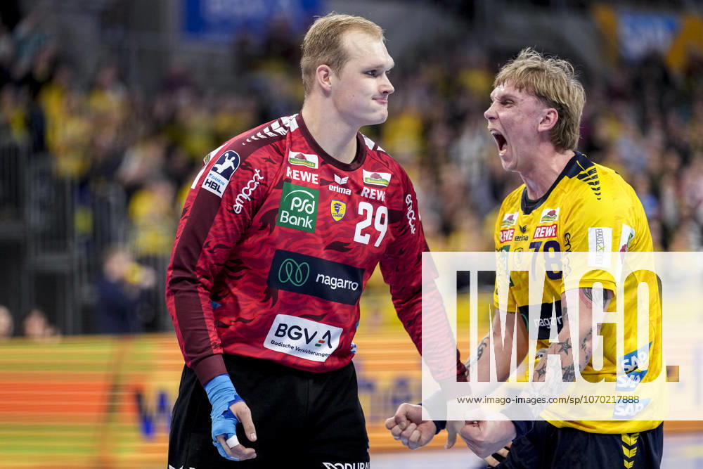 V.li.: David Späth (Torwart, RNL, 29), Edwin Aspenbäck (RNL, 78), Spieler der Rhein-Neckar-Löwen, Jubel, jubeln, jubelt, celebration, Freude, freuen, freut sich, zuversichtlich, optimistisch, positiv, Spielszene, Aktion, Action, 11.12.2025, Mannheim (Deutschland), Handball, Bundesliga, Rhein-Neckar Löwen - VfL Gummersbach