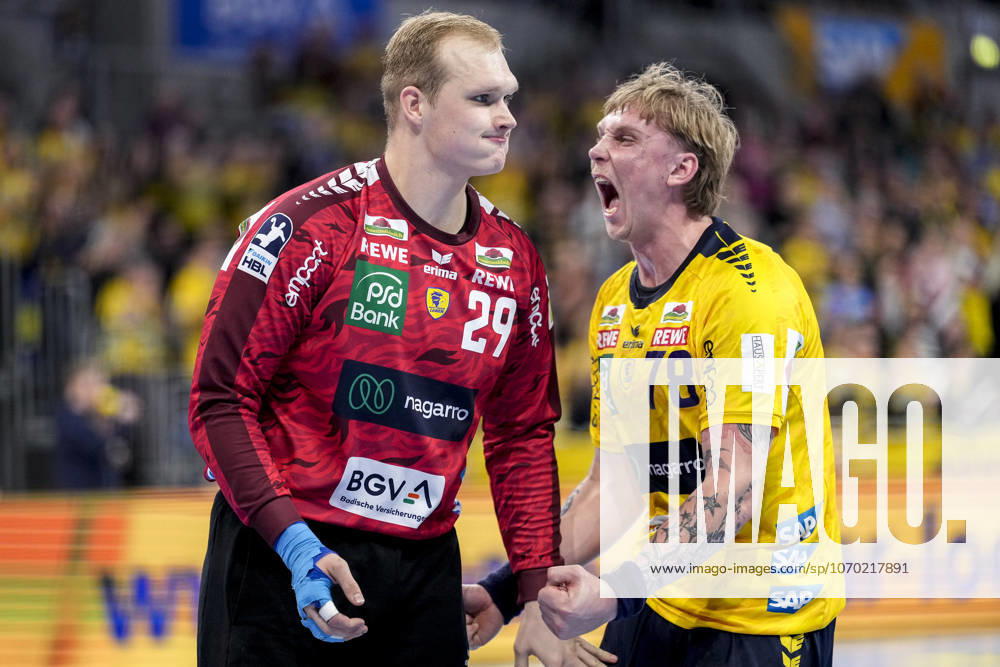 V.li.: David Späth (Torwart, RNL, 29), Edwin Aspenbäck (RNL, 78), Spieler der Rhein-Neckar-Löwen, Jubel, jubeln, jubelt, celebration, Freude, freuen, freut sich, zuversichtlich, optimistisch, positiv, Spielszene, Aktion, Action, 11.12.2025, Mannheim (Deutschland), Handball, Bundesliga, Rhein-Neckar Löwen - VfL Gummersbach