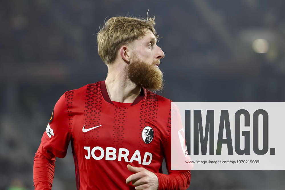 Niklas Beste (SC Freiburg, 19) , Deutschland, Fussball, UEFA Europa League, 6. Spieltag, 2025 2026, SC Freiburg vs. RB Salzburg, 11.12.2025, Europa-Park Stadion (Freiburg), Freiburg im Breisgau, Deutschland Freiburg im Breisgau Europa-Park Stadion (Freiburg) Baden-Württemberg Deutschland