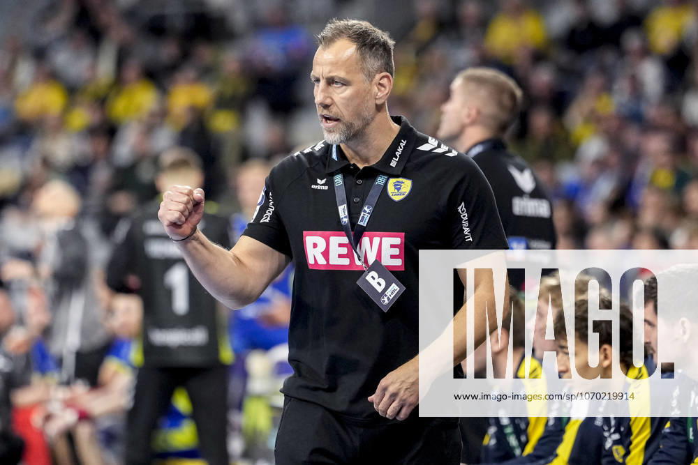 Maik Machulla (Trainer, Cheftrainer, RNL), gibt Anweisungen, gestikuliert, mit den Armen gestikulieren, Einzelbild, Einzelfoto, Aktion, Action, 11.12.2025, Mannheim (Deutschland), Handball, Bundesliga, Rhein-Neckar Löwen - VfL Gummersbach