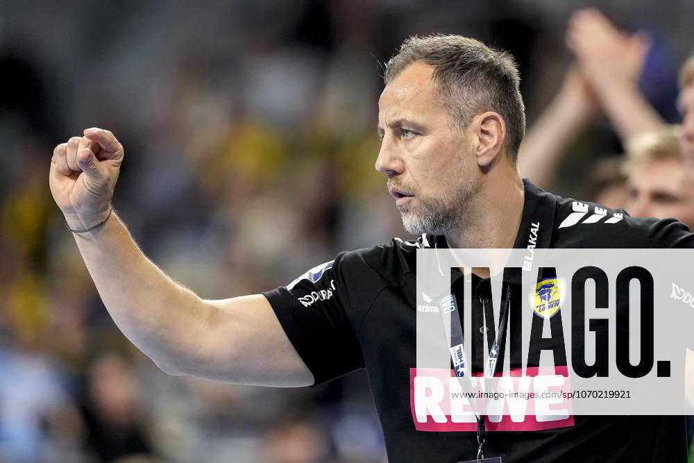 Maik Machulla (Trainer, Cheftrainer, RNL), gibt Anweisungen, gestikuliert, mit den Armen gestikulieren, Einzelbild, Einzelfoto, Aktion, Action, 11.12.2025, Mannheim (Deutschland), Handball, Bundesliga, Rhein-Neckar Löwen - VfL Gummersbach