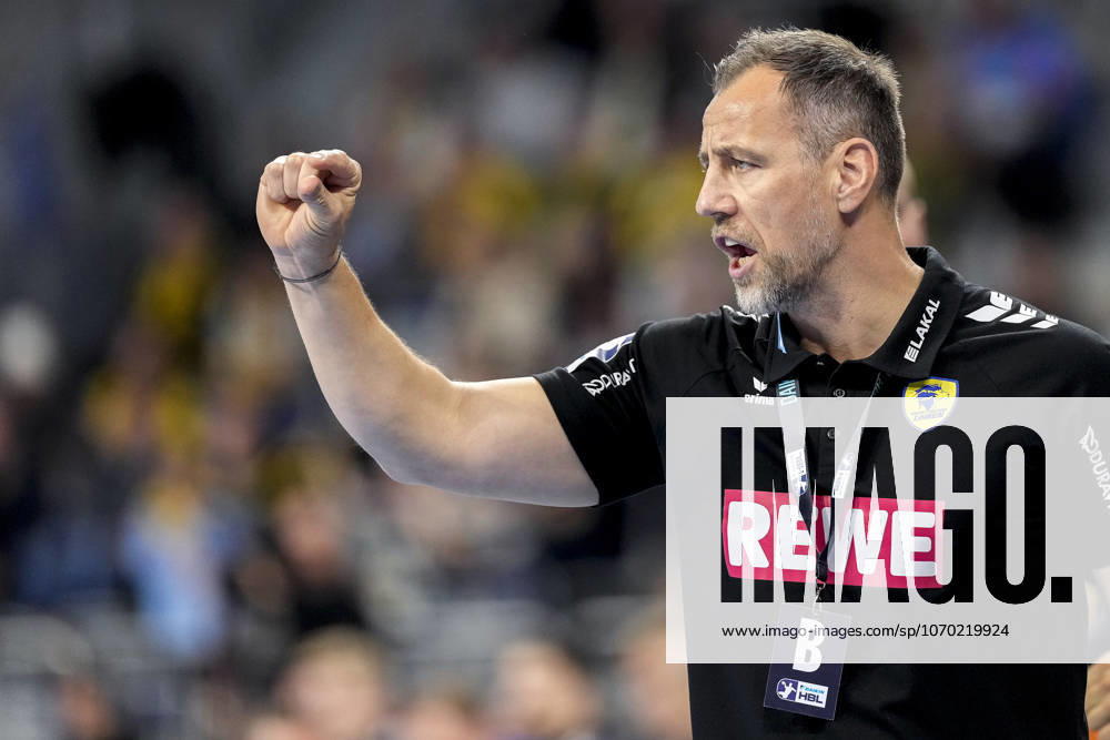 Maik Machulla (Trainer, Cheftrainer, RNL), gibt Anweisungen, gestikuliert, mit den Armen gestikulieren, Einzelbild, Einzelfoto, Aktion, Action, 11.12.2025, Mannheim (Deutschland), Handball, Bundesliga, Rhein-Neckar Löwen - VfL Gummersbach
