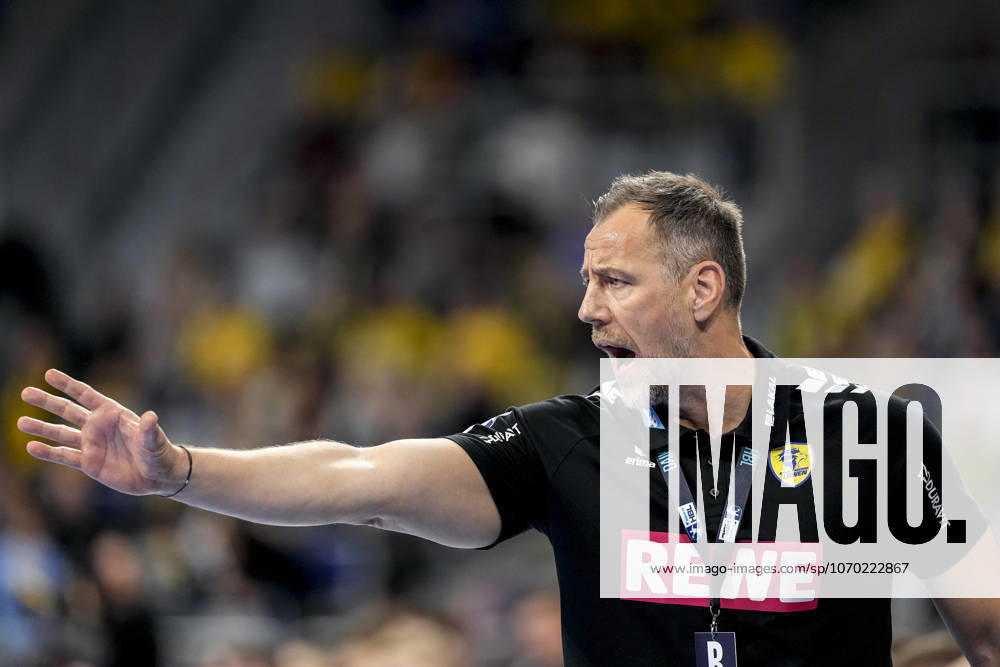 Maik Machulla (Trainer, Cheftrainer, RNL), gibt Anweisungen, gestikuliert, mit den Armen gestikulieren, Einzelbild, Einzelfoto, Aktion, Action, 11.12.2025, Mannheim (Deutschland), Handball, Bundesliga, Rhein-Neckar Löwen - VfL Gummersbach