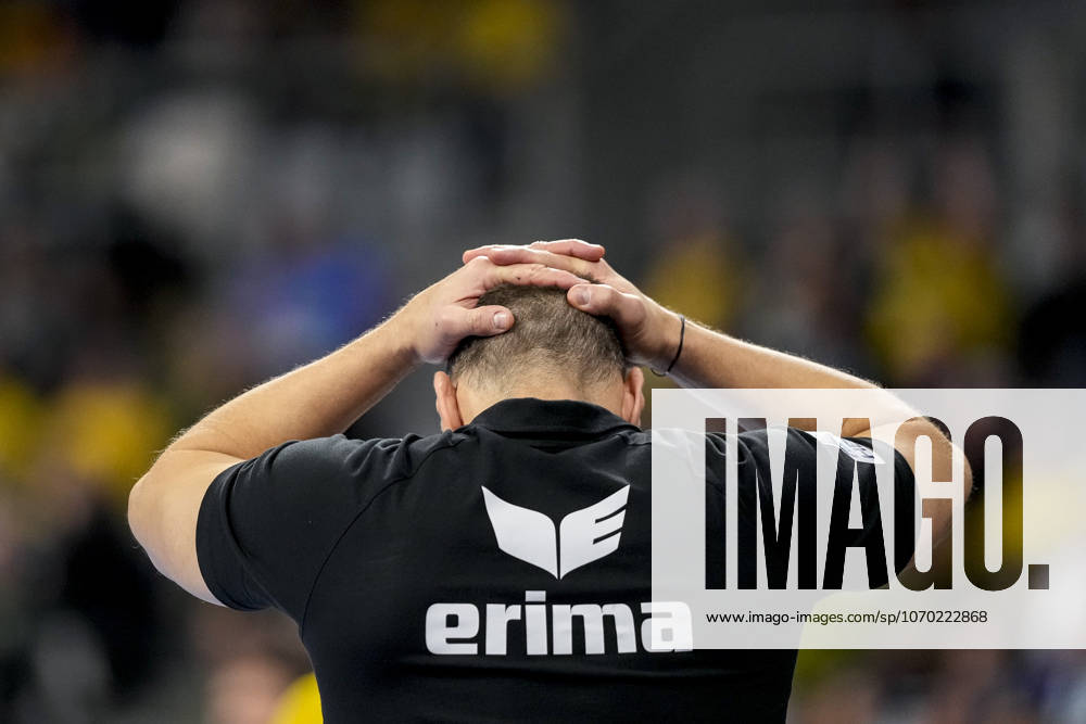 Maik Machulla (Trainer, Cheftrainer, RNL) schlägt aus Frust die Hände über dem Kopf zusammen, Einzelbild, Einzelfoto, Aktion, Action, enttäuscht schauend, Enttäuschung, Frustration, disappointed, pessimistisch, 11.12.2025, Mannheim (Deutschland), Handball, Bundesliga, Rhein-Neckar Löwen - VfL Gummersbach