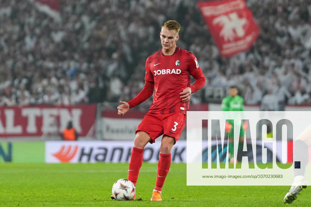 Philipp Lienhart (SC Freiburg, 03) am Ball , Deutschland, Fussball, UEFA Europa League, 6.Spieltag, Ligaphase, 2025 2026, SC Freiburg vs. FC Salzburg, 11.12.2025, Europa-Park Stadion, Freiburg, Deutschland Freiburg Europa-Park Stadion Baden-Württemberg Deutschland