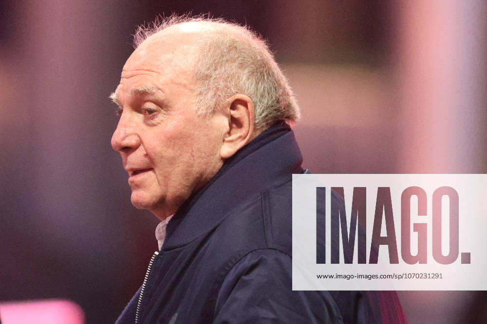Ehrenpräsident, Uli Hoeneß (FCB) am Stadion, Porträt, Portrait, Fussball FC Bayern München - Sporting Lissabon UEFA Champions League 09.12.2025 Allianz Arena FOTO: Mladen Lackovic LakoPress