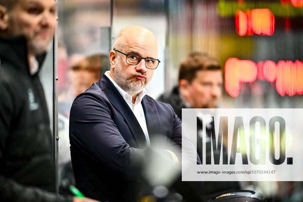 Stefan Nyman (Cheftrainer, Headcoach, Iserlohn Roosters), GER, Iserlohn Roosters vs. Dresdner Eislöwen, Eishockey, Penny-DEL, 27. Spieltag, Spielzeit 2025 2026, 12.12.2025, GER, Iserlohn Roosters vs. Dresdner Eislöwen, Eishockey, Penny-DEL, 27. Spieltag, Spielzeit 2025 2026, 12.12.2025 Iserlohn