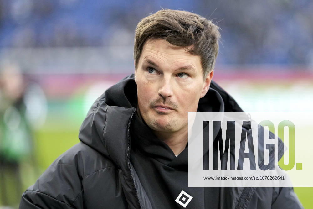 Merlin Polzin (Trainer, Cheftrainer, HSV), Einzelbild, Einzelfoto, Aktion, Action, 13.12.2025, Sinsheim (Deutschland), Fussball, Bundesliga, TSG 1899 Hoffenheim - Hamburger SV, DFB DFL REGULATIONS PROHIBIT ANY USE OF PHOTOGRAPHS AS IMAGE SEQUENCES AND OR QUASI-VIDEO.