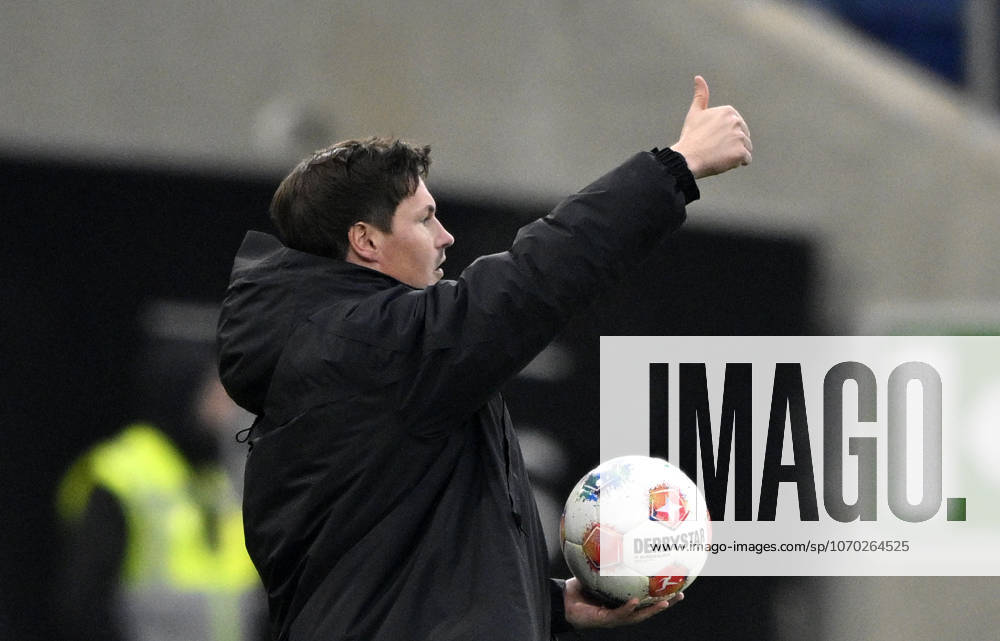 Trainer Coach Merlin Polzin Hamburger SV HSV am Spielfeldrand Gestik Geste Daumen hoch mit Spielball TSG 1899 Hoffenheim vs Hamburger SV HSV 13.12.2025 DFL REGULATIONS PROHIBIT ANY USE OF PHOTOGRAPHS AS IMAGE SEQUENCES AND OR QUASI-VIDEO TSG 1899 Hoffenheim vs Hamburger SV HSV