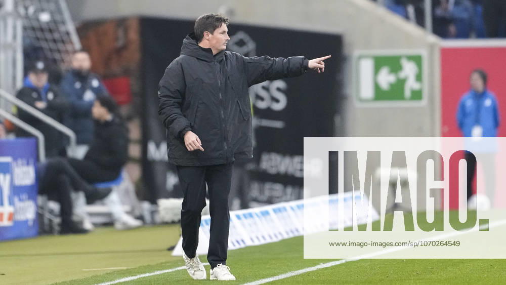 Merlin Polzin (Trainer, Cheftrainer, HSV), gibt Anweisungen, gestikuliert, mit den Armen gestikulieren, Freisteller, Ganzkörper, Einzelbild, Einzelfoto, Aktion, Action, 13.12.2025, Sinsheim (Deutschland), Fussball, Bundesliga, TSG 1899 Hoffenheim - Hamburger SV, DFB DFL REGULATIONS PROHIBIT ANY USE OF PHOTOGRAPHS AS IMAGE SEQUENCES AND OR QUASI-VIDEO.