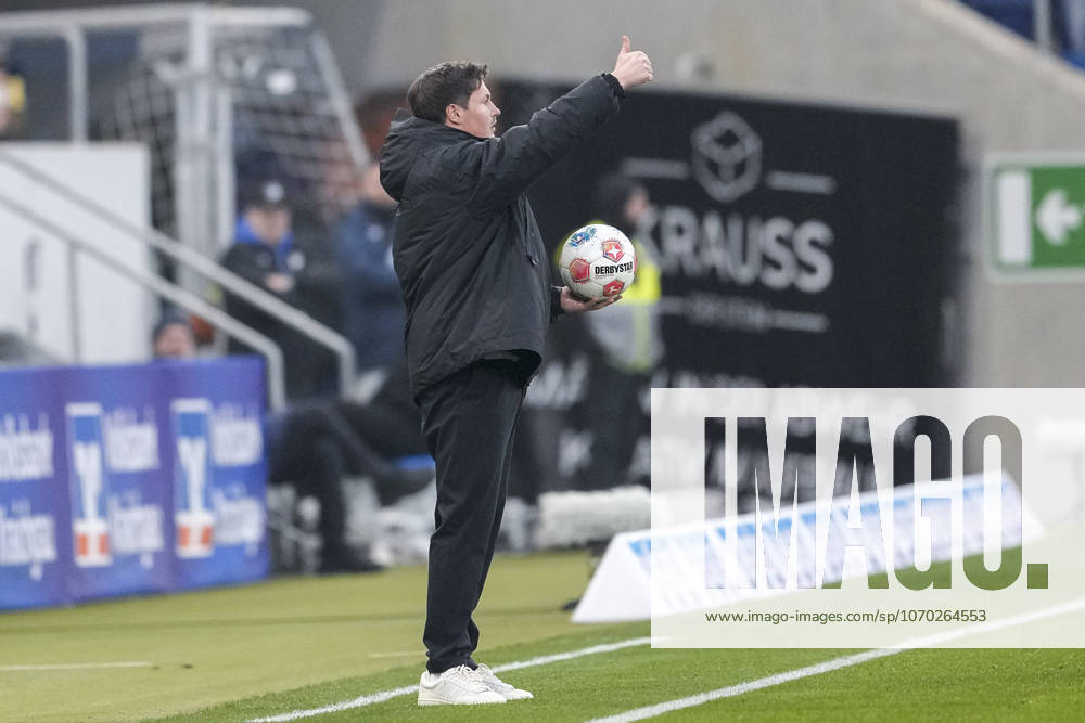 Merlin Polzin (Trainer, Cheftrainer, HSV), mit Daumen nach oben, Geste, Gestik, zuversichtlich, positiv, optimistisch, Freude, freuen, freut sich, Einzelbild, Einzelfoto, Aktion, Action, 13.12.2025, Sinsheim (Deutschland), Fussball, Bundesliga, TSG 1899 Hoffenheim - Hamburger SV, DFB DFL REGULATIONS PROHIBIT ANY USE OF PHOTOGRAPHS AS IMAGE SEQUENCES AND OR QUASI-VIDEO.