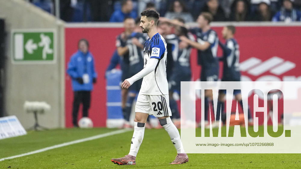 Fabio Vieira (HSV, 20), Spieler vom Hamburger SV (HSV), enttäuscht schauend, Enttäuschung, Frustration, disappointed, pessimistisch, nach dem Gegentor zum 2:0, Action, Aktion, Spielszene, 13.12.2025, Sinsheim (Deutschland), Fussball, Bundesliga, TSG 1899 Hoffenheim - Hamburger SV, DFB DFL REGULATIONS PROHIBIT ANY USE OF PHOTOGRAPHS AS IMAGE SEQUENCES AND OR QUASI-VIDEO.