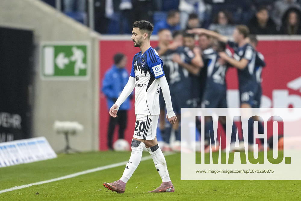 Fabio Vieira (HSV, 20), Spieler vom Hamburger SV (HSV), enttäuscht schauend, Enttäuschung, Frustration, disappointed, pessimistisch, nach dem Gegentor zum 2:0, Action, Aktion, Spielszene, 13.12.2025, Sinsheim (Deutschland), Fussball, Bundesliga, TSG 1899 Hoffenheim - Hamburger SV, DFB DFL REGULATIONS PROHIBIT ANY USE OF PHOTOGRAPHS AS IMAGE SEQUENCES AND OR QUASI-VIDEO.