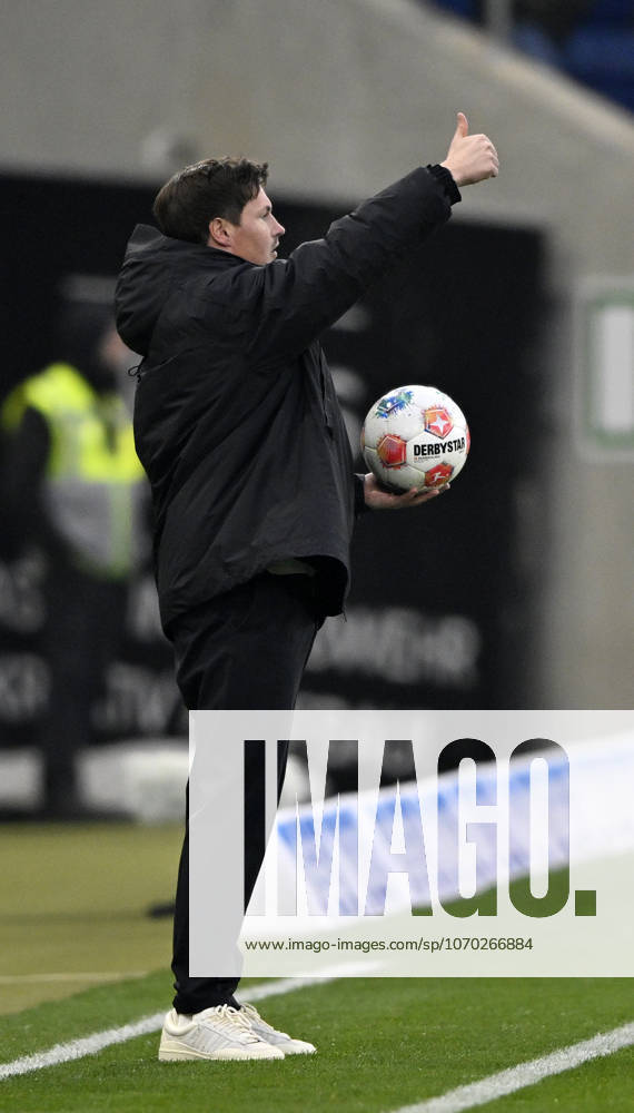 Trainer Coach Merlin Polzin Hamburger SV HSV am Spielfeldrand Gestik Geste Daumen hoch mit Spielball TSG 1899 Hoffenheim vs Hamburger SV HSV 13.12.2025 DFL REGULATIONS PROHIBIT ANY USE OF PHOTOGRAPHS AS IMAGE SEQUENCES AND OR QUASI-VIDEO TSG 1899 Hoffenheim vs Hamburger SV HSV
