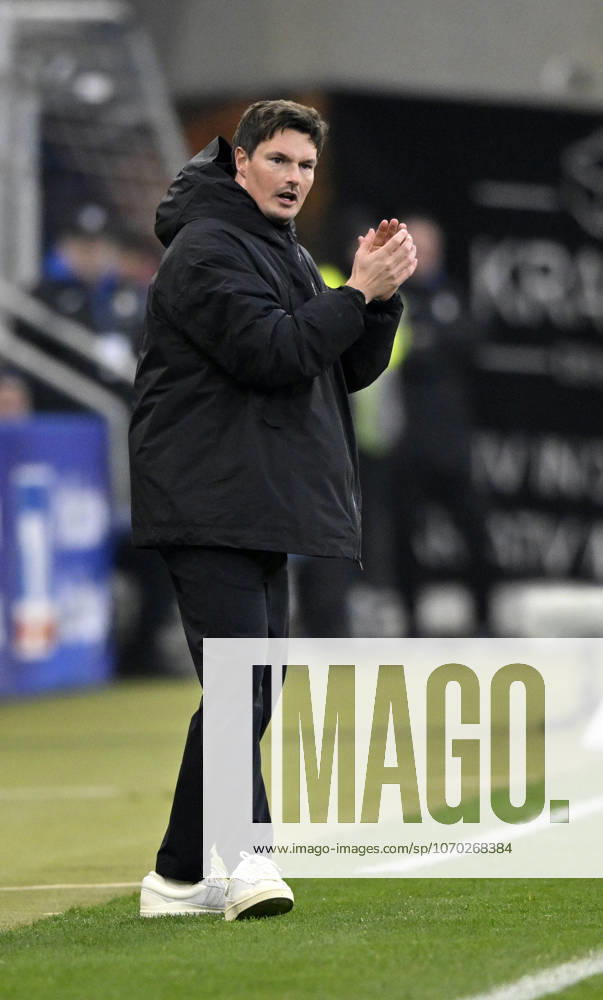 Trainer Coach Merlin Polzin Hamburger SV HSV am Spielfeldrand klatscht aufmunternd in die Haende, Beifall Gestik Geste TSG 1899 Hoffenheim vs Hamburger SV HSV 13.12.2025 DFL REGULATIONS PROHIBIT ANY USE OF PHOTOGRAPHS AS IMAGE SEQUENCES AND OR QUASI-VIDEO TSG 1899 Hoffenheim vs Hamburger SV HSV