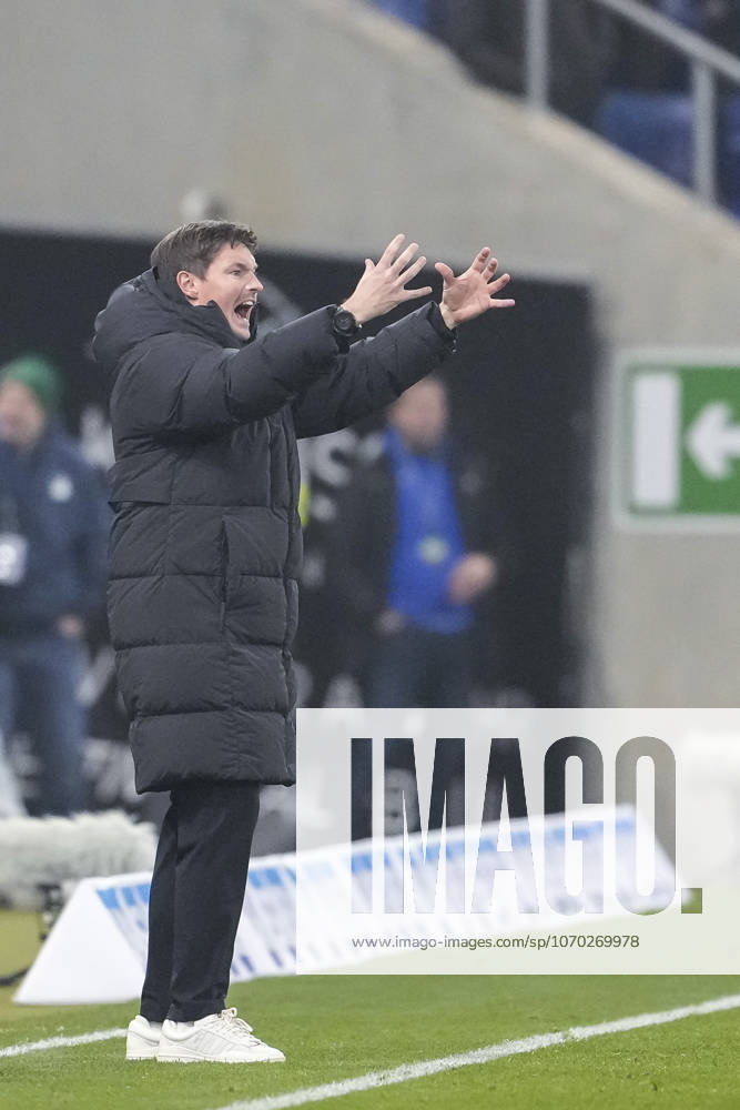 Merlin Polzin (Trainer, Cheftrainer, HSV), gibt Anweisungen, gestikuliert, mit den Armen gestikulieren, Freisteller, Ganzkörper, Einzelbild, Einzelfoto, Aktion, Action, am Spielfeldrand, an der Seitenauslinie, ist wütend, ruft, schreit, schreien, schreiend, 13.12.2025, Sinsheim (Deutschland), Fussball, Bundesliga, TSG 1899 Hoffenheim - Hamburger SV, DFB DFL REGULATIONS PROHIBIT ANY USE OF PHOTOGRAPHS AS IMAGE SEQUENCES AND OR QUASI-VIDEO.