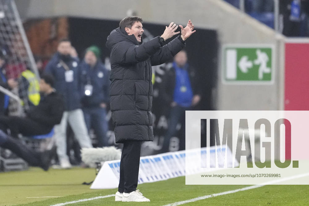Merlin Polzin (Trainer, Cheftrainer, HSV), gibt Anweisungen, gestikuliert, mit den Armen gestikulieren, Freisteller, Ganzkörper, Einzelbild, Einzelfoto, Aktion, Action, am Spielfeldrand, an der Seitenauslinie, ist wütend, ruft, schreit, schreien, schreiend, 13.12.2025, Sinsheim (Deutschland), Fussball, Bundesliga, TSG 1899 Hoffenheim - Hamburger SV, DFB DFL REGULATIONS PROHIBIT ANY USE OF PHOTOGRAPHS AS IMAGE SEQUENCES AND OR QUASI-VIDEO.
