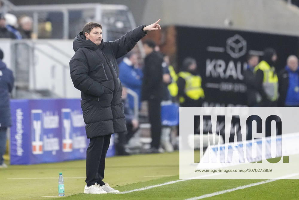 Merlin Polzin (Trainer, Cheftrainer, HSV), gibt Anweisungen, gestikuliert, mit den Armen gestikulieren, Freisteller, Ganzkörper, Einzelbild, Einzelfoto, Aktion, Action, 13.12.2025, Sinsheim (Deutschland), Fussball, Bundesliga, TSG 1899 Hoffenheim - Hamburger SV, DFB DFL REGULATIONS PROHIBIT ANY USE OF PHOTOGRAPHS AS IMAGE SEQUENCES AND OR QUASI-VIDEO.