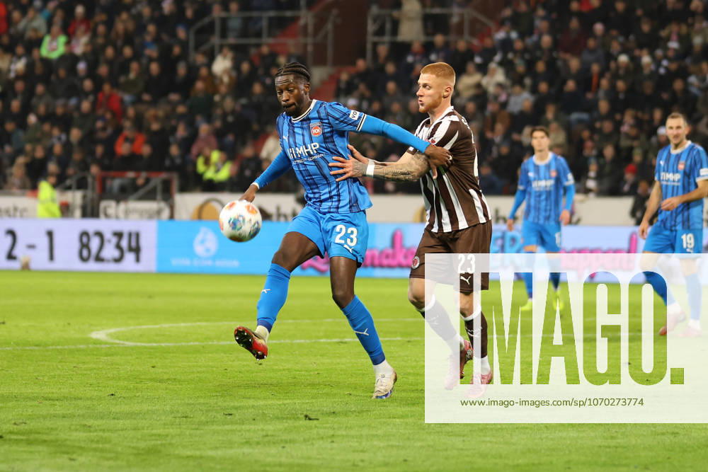 Fußball I Herren I Saison 2025 2026 I 1. Bundesliga I 14. Spieltag I FC St. Pauli - 1. FC Heidenheim I 13.12.2025 Omar-Haktab Traore (23, 1. FC Heidenheim) & Louis Oppie (23, FC St. Pauli) Hamburg Millerntor-Stadion Deutschland