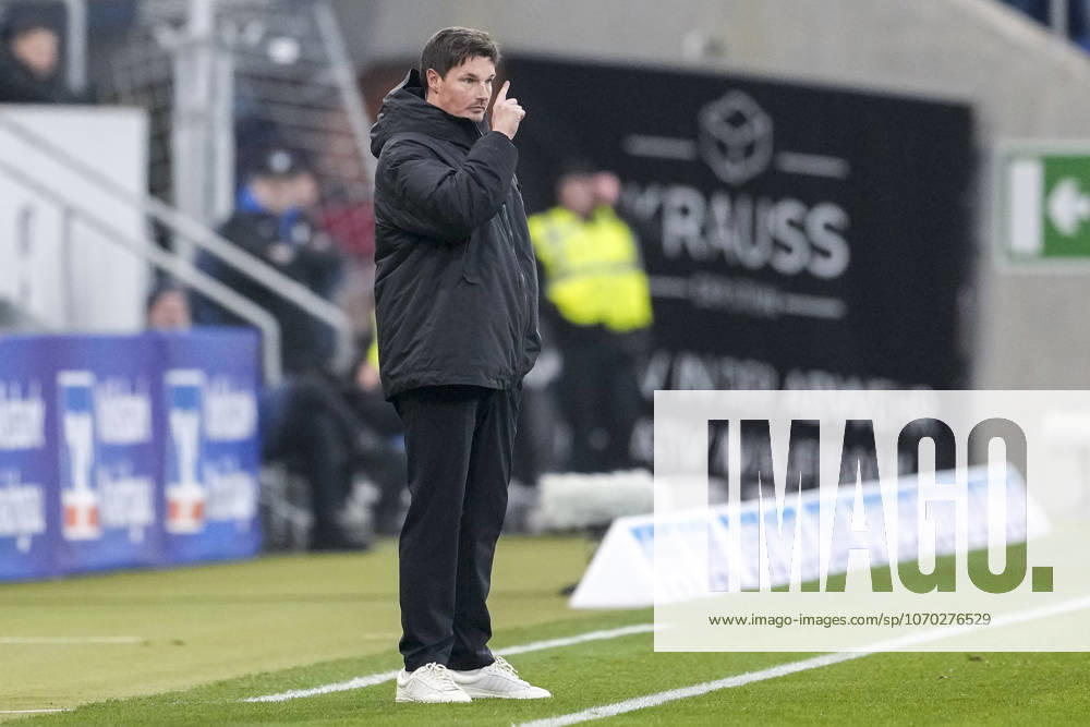 Merlin Polzin (Trainer, Cheftrainer, HSV), gibt Anweisungen, gestikuliert, mit den Armen gestikulieren, Freisteller, Ganzkörper, Einzelbild, Einzelfoto, Aktion, Action, 13.12.2025, Sinsheim (Deutschland), Fussball, Bundesliga, TSG 1899 Hoffenheim - Hamburger SV, DFB DFL REGULATIONS PROHIBIT ANY USE OF PHOTOGRAPHS AS IMAGE SEQUENCES AND OR QUASI-VIDEO.