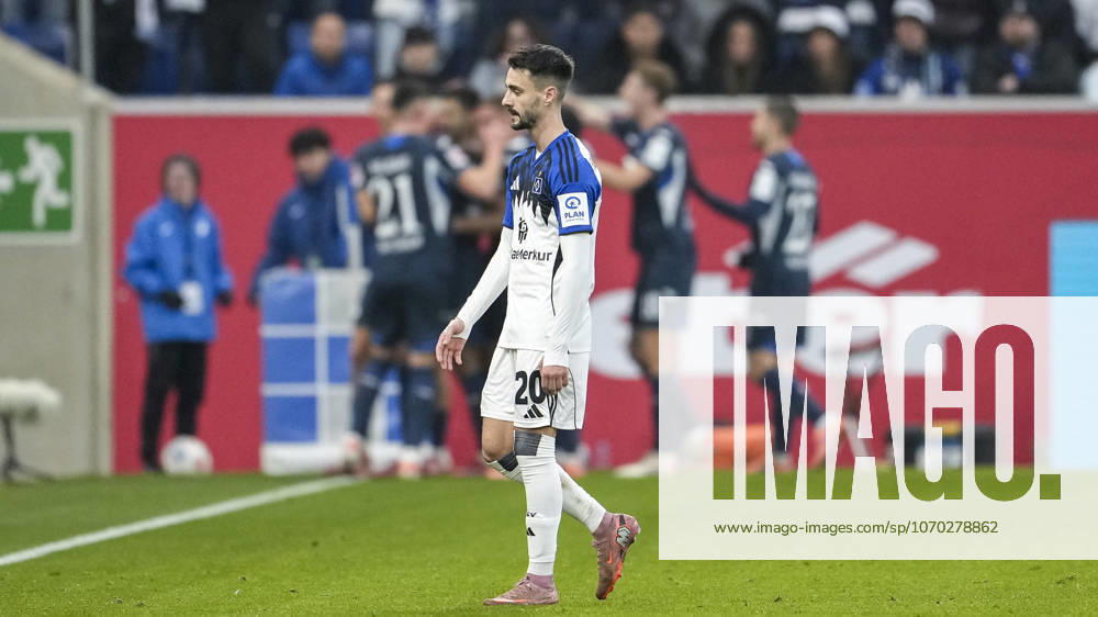 Fabio Vieira (HSV, 20), Spieler vom Hamburger SV (HSV), enttäuscht schauend, Enttäuschung, Frustration, disappointed, pessimistisch, nach dem Gegentor zum 2:0, Action, Aktion, Spielszene, 13.12.2025, Sinsheim (Deutschland), Fussball, Bundesliga, TSG 1899 Hoffenheim - Hamburger SV, DFB DFL REGULATIONS PROHIBIT ANY USE OF PHOTOGRAPHS AS IMAGE SEQUENCES AND OR QUASI-VIDEO.