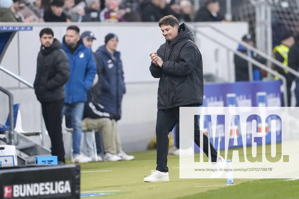 Merlin Polzin (Trainer, Cheftrainer, HSV), Freisteller, Ganzkörper, Einzelbild, Einzelfoto, Aktion, Action, enttäuscht schauend, Enttäuschung, Frustration, disappointed, pessimistisch, am Spielfeldrand, an der Seitenauslinie, 13.12.2025, Sinsheim (Deutschland), Fussball, Bundesliga, TSG 1899 Hoffenheim - Hamburger SV, DFB DFL REGULATIONS PROHIBIT ANY USE OF PHOTOGRAPHS AS IMAGE SEQUENCES AND OR QUASI-VIDEO.