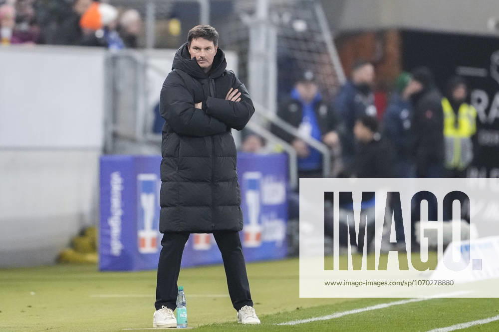 Merlin Polzin (Trainer, Cheftrainer, HSV), Freisteller, Ganzkörper, Einzelbild, Einzelfoto, Aktion, Action, am Spielfeldrand, an der Seitenauslinie, 13.12.2025, Sinsheim (Deutschland), Fussball, Bundesliga, TSG 1899 Hoffenheim - Hamburger SV, DFB DFL REGULATIONS PROHIBIT ANY USE OF PHOTOGRAPHS AS IMAGE SEQUENCES AND OR QUASI-VIDEO.