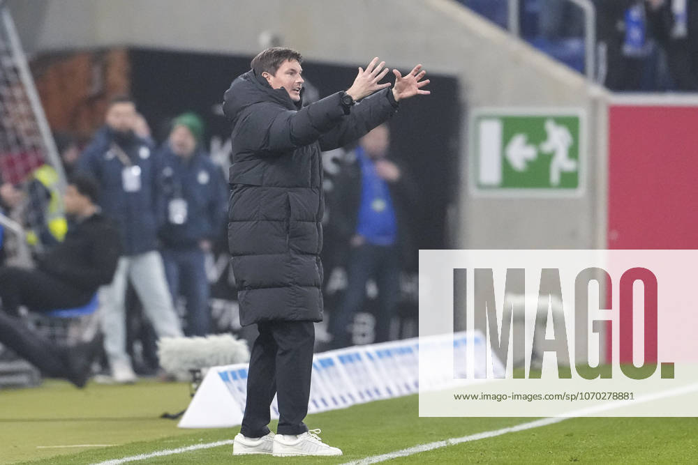 Merlin Polzin (Trainer, Cheftrainer, HSV), gibt Anweisungen, gestikuliert, mit den Armen gestikulieren, Freisteller, Ganzkörper, Einzelbild, Einzelfoto, Aktion, Action, am Spielfeldrand, an der Seitenauslinie, 13.12.2025, Sinsheim (Deutschland), Fussball, Bundesliga, TSG 1899 Hoffenheim - Hamburger SV, DFB DFL REGULATIONS PROHIBIT ANY USE OF PHOTOGRAPHS AS IMAGE SEQUENCES AND OR QUASI-VIDEO.