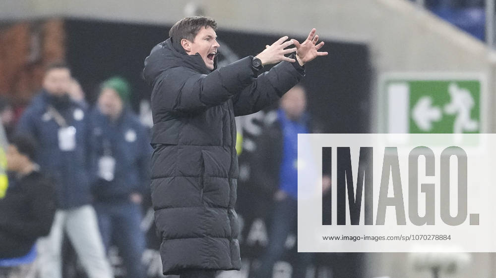 Merlin Polzin (Trainer, Cheftrainer, HSV), gibt Anweisungen, gestikuliert, mit den Armen gestikulieren, Einzelbild, Einzelfoto, Aktion, Action, am Spielfeldrand, an der Seitenauslinie, ist wütend, ruft, schreit, schreien, schreiend, 13.12.2025, Sinsheim (Deutschland), Fussball, Bundesliga, TSG 1899 Hoffenheim - Hamburger SV, DFB DFL REGULATIONS PROHIBIT ANY USE OF PHOTOGRAPHS AS IMAGE SEQUENCES AND OR QUASI-VIDEO.