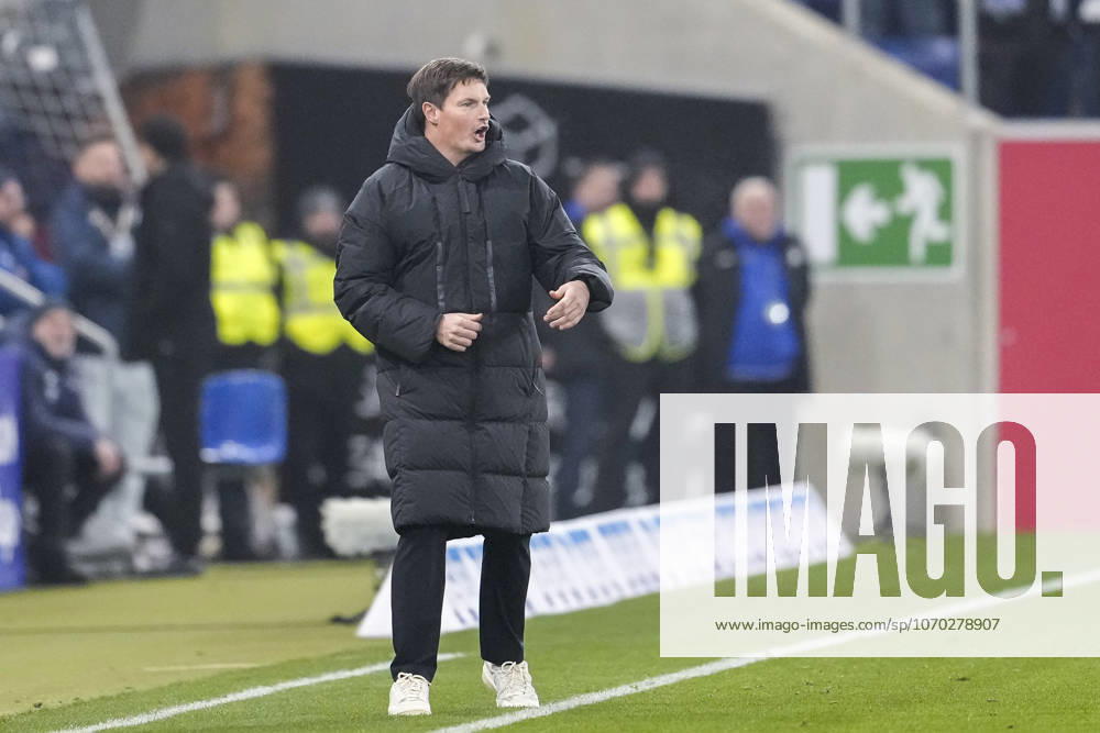 Merlin Polzin (Trainer, Cheftrainer, HSV), gibt Anweisungen, gestikuliert, mit den Armen gestikulieren, Freisteller, Ganzkörper, Einzelbild, Einzelfoto, Aktion, Action, am Spielfeldrand, an der Seitenauslinie, 13.12.2025, Sinsheim (Deutschland), Fussball, Bundesliga, TSG 1899 Hoffenheim - Hamburger SV, DFB DFL REGULATIONS PROHIBIT ANY USE OF PHOTOGRAPHS AS IMAGE SEQUENCES AND OR QUASI-VIDEO.