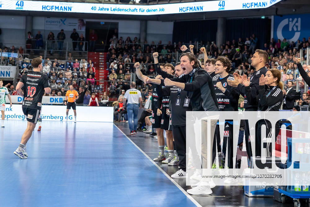 Juebl bei Johannes Sellin (HC Erlangen, Chef-Trainer) und der Erlangener Bank, Florian Scheerer (HC Erlangen, 10). HC Erlangen vs. SC DHfK Leipzig, Handball, 1. Handball Bundesliga, Saison 2025 2026, 17. Spieltag, 13.12.2025 HC Erlangen vs. SC DHfK Leipzig, Handball, 1. Handball Bundesliga, Saison 2025 2026, 17. Spieltag, 13.12.2025 Nuernberg