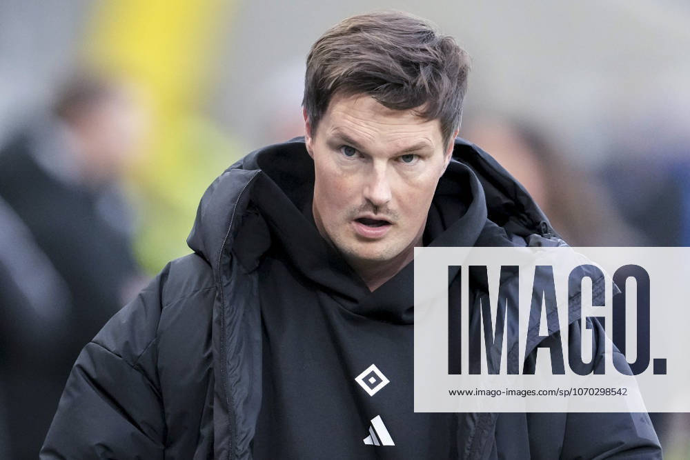 Merlin Polzin (Trainer, Cheftrainer, HSV), Einzelbild, Einzelfoto, Aktion, Action, 13.12.2025, Sinsheim (Deutschland), Fussball, Bundesliga, TSG 1899 Hoffenheim - Hamburger SV, DFB DFL REGULATIONS PROHIBIT ANY USE OF PHOTOGRAPHS AS IMAGE SEQUENCES AND OR QUASI-VIDEO.
