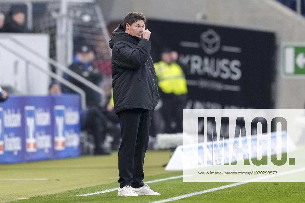 Merlin Polzin (Trainer, Cheftrainer, HSV), gibt Anweisungen, gestikuliert, mit den Armen gestikulieren, Freisteller, Ganzkörper, Einzelbild, Einzelfoto, Aktion, Action, am Spielfeldrand, an der Seitenauslinie, 13.12.2025, Sinsheim (Deutschland), Fussball, Bundesliga, TSG 1899 Hoffenheim - Hamburger SV, DFB DFL REGULATIONS PROHIBIT ANY USE OF PHOTOGRAPHS AS IMAGE SEQUENCES AND OR QUASI-VIDEO.