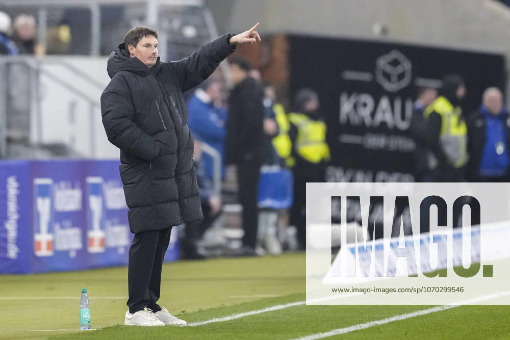 Merlin Polzin (Trainer, Cheftrainer, HSV), gibt Anweisungen, gestikuliert, mit den Armen gestikulieren, Freisteller, Ganzkörper, Einzelbild, Einzelfoto, Aktion, Action, am Spielfeldrand, an der Seitenauslinie, 13.12.2025, Sinsheim (Deutschland), Fussball, Bundesliga, TSG 1899 Hoffenheim - Hamburger SV, DFB DFL REGULATIONS PROHIBIT ANY USE OF PHOTOGRAPHS AS IMAGE SEQUENCES AND OR QUASI-VIDEO.