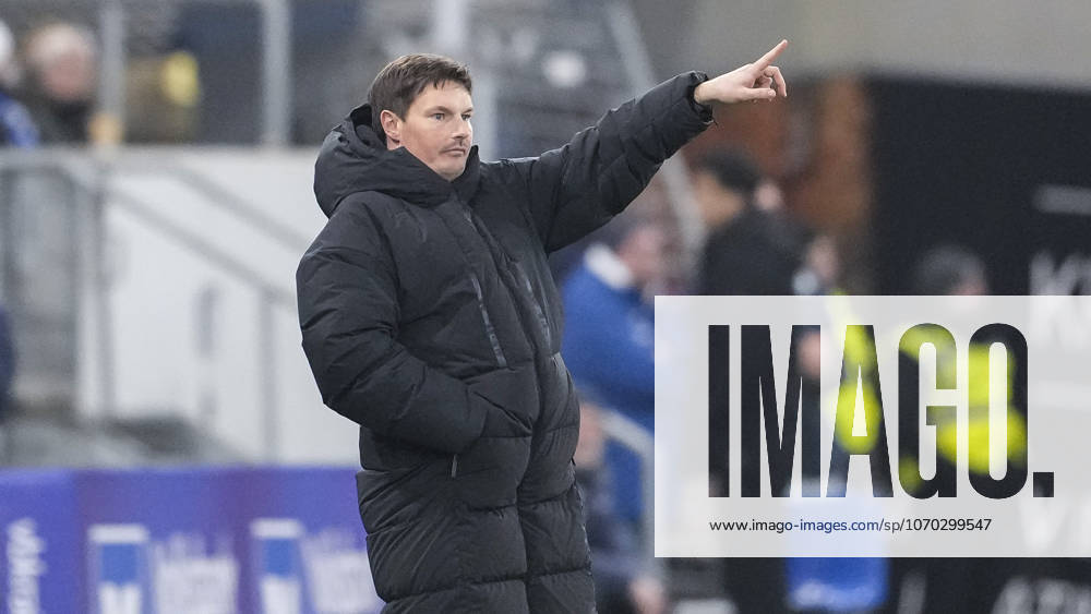 Merlin Polzin (Trainer, Cheftrainer, HSV), gibt Anweisungen, gestikuliert, mit den Armen gestikulieren, Einzelbild, Einzelfoto, Aktion, Action, 13.12.2025, Sinsheim (Deutschland), Fussball, Bundesliga, TSG 1899 Hoffenheim - Hamburger SV, DFB DFL REGULATIONS PROHIBIT ANY USE OF PHOTOGRAPHS AS IMAGE SEQUENCES AND OR QUASI-VIDEO.