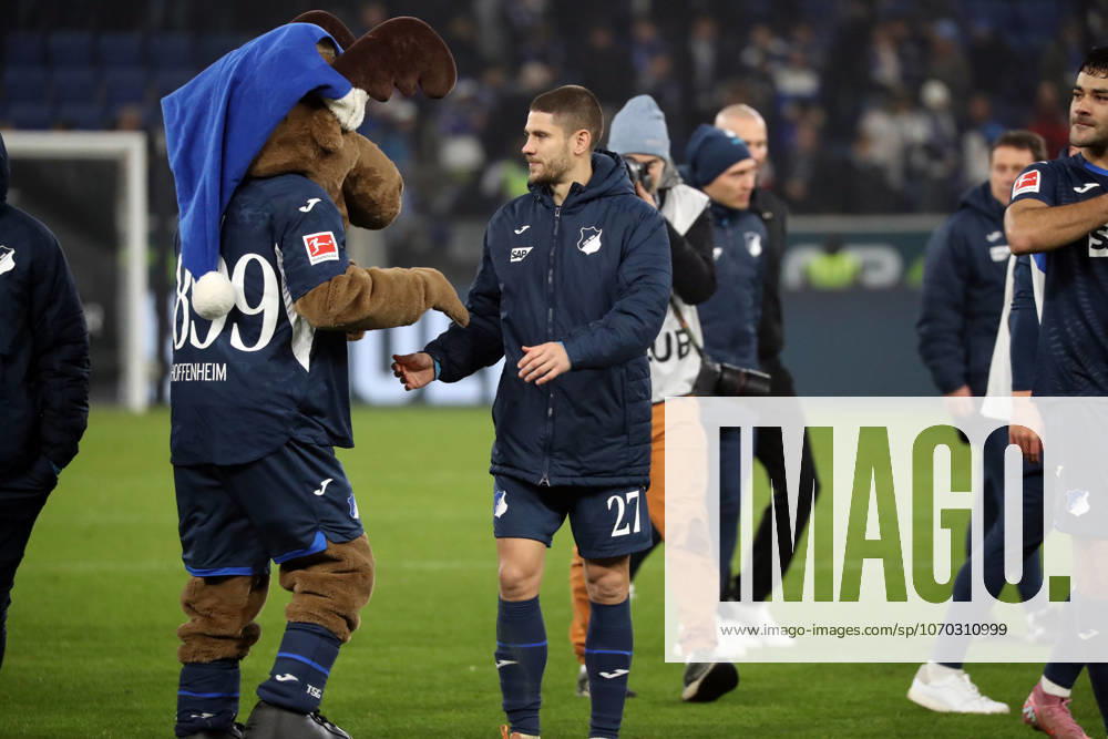 TSG 1899 Hoffenheim - Hamburger SV Deutschland, Sinsheim, 13.12.2025, Fussball, Bundesliga, Saison 2025 2026, TSG 1899 Hoffenheim - Hamburger SV: v.l. Hoffi (Maskottchen TSG 1899 Hoffenheim), Andrej Kramaric (TSG 1899 Hoffenheim).