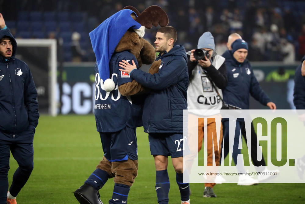 TSG 1899 Hoffenheim - Hamburger SV Deutschland, Sinsheim, 13.12.2025, Fussball, Bundesliga, Saison 2025 2026, TSG 1899 Hoffenheim - Hamburger SV: v.l. Hoffi (Maskottchen TSG 1899 Hoffenheim), Andrej Kramaric (TSG 1899 Hoffenheim).