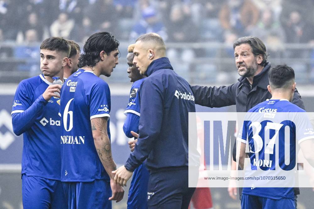 Gent s head coach Rik De Mil pictured during a soccer match between KAA Gent and Royal Antwerp FC, Sunday 14 December 2025 in Gent, on day 18 of the 2025-2026 Jupiler Pro League first division of the Belgian championship. TOM GOYVAERTS TomxGoyvaerts x148816573x