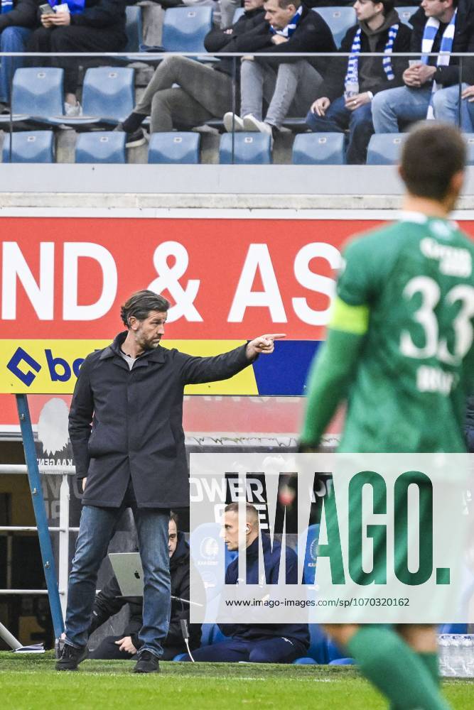 Gent s head coach Rik De Mil pictured during a soccer match between KAA Gent and Royal Antwerp FC, Sunday 14 December 2025 in Gent, on day 18 of the 2025-2026 Jupiler Pro League first division of the Belgian championship. TOM GOYVAERTS TomxGoyvaerts x148825662x