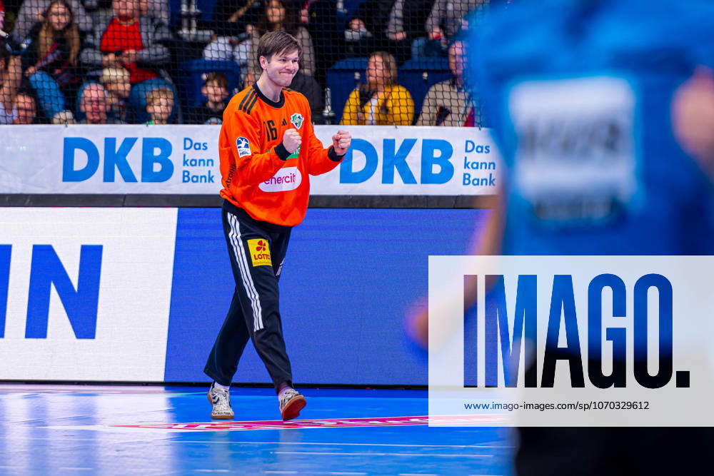 Simon Gade (TSV Hannover-Burgdorf, Nr. 16) (v.l.), TSV Hannover-Burgdorf (grün) gegen TVB Stuttgart (gelb) am 17. Spieltag der Saison 2025 2026 in der DAIKIN Handball-Bundesliga (14.12.2025, ZAG Arena (Hannover, GER),