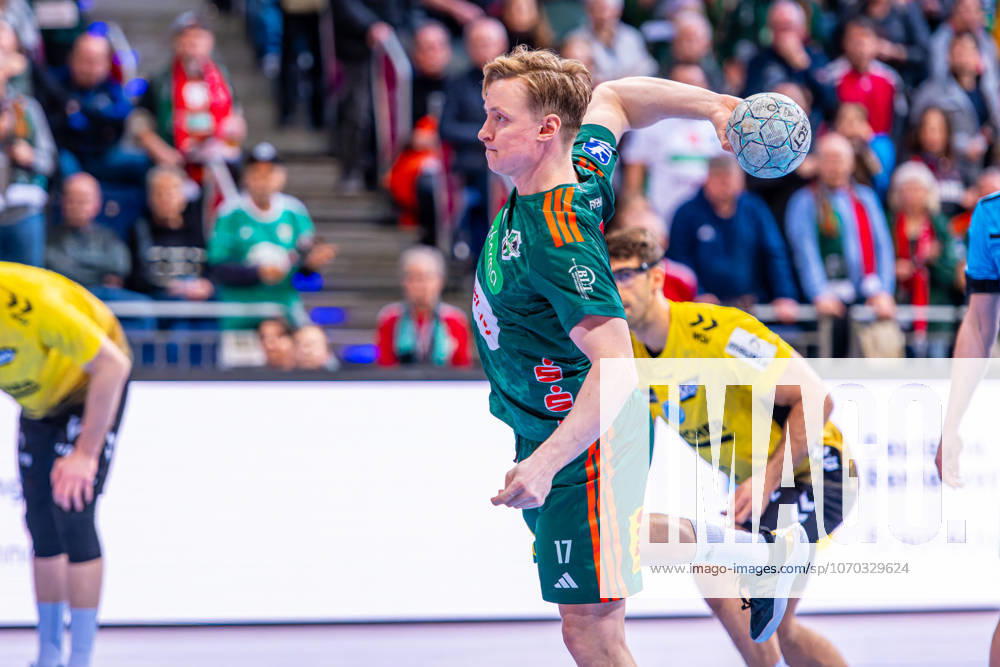 August Pedersen (TSV Hannover-Burgdorf, Nr. 17) (v.l.), TSV Hannover-Burgdorf (grün) gegen TVB Stuttgart (gelb) am 17. Spieltag der Saison 2025 2026 in der DAIKIN Handball-Bundesliga (14.12.2025, ZAG Arena (Hannover, GER),