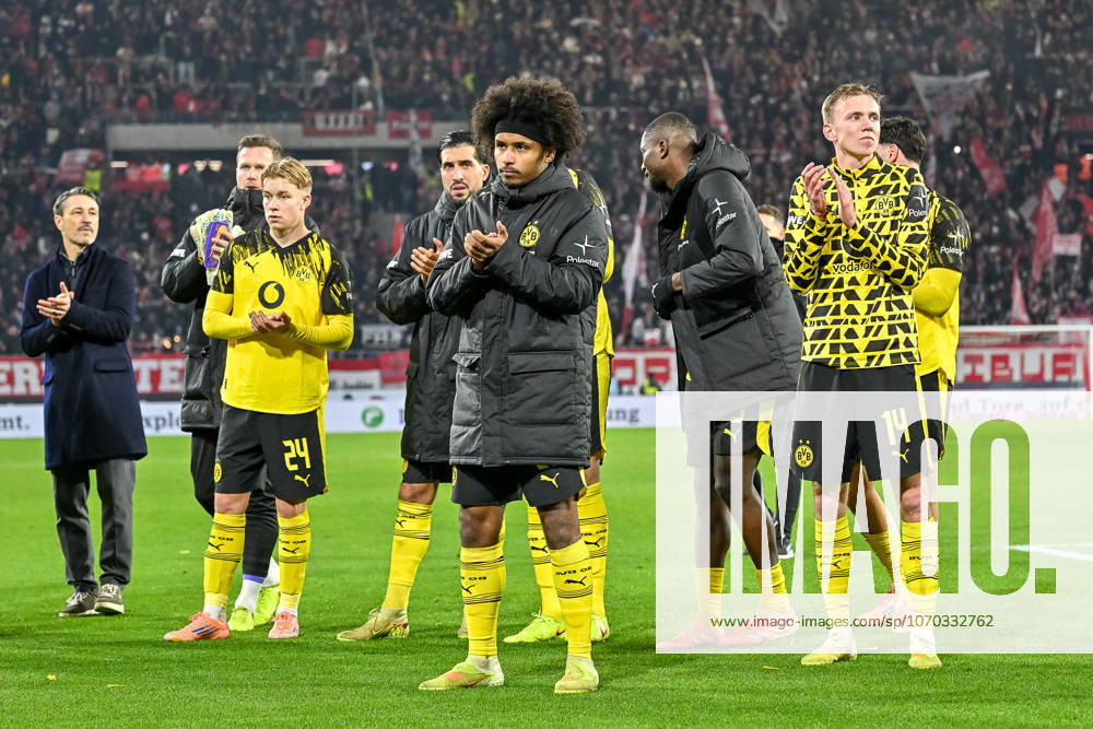 Niko Kovac (Borussia Dortmund, Cheftrainer), Daniel Svensson (Borussia Dortmund, 24), Karim Adeyemi (Borussia Dortmund, 27), Maximilian Beier (Borussia Dortmund, 14) mit MItspieler vor der Kurve. GER, SC Freiburg - Borussia Dortmund, Fussball, Bundesliga, 14. Spieltag, Saison 2025 2026, 14.12.2025 DFL DFB REGULATIONS PROHIBIT ANY USE OF PHOTOGRAPHS AS IMAGE SEQUENCES AND OR QUASI-VIDEO GER, SC Freiburg - Borussia Dortmund, Fussball, Bundesliga, 14. Spieltag, Saison 2025 2026, 14.12.2025 Freiburg