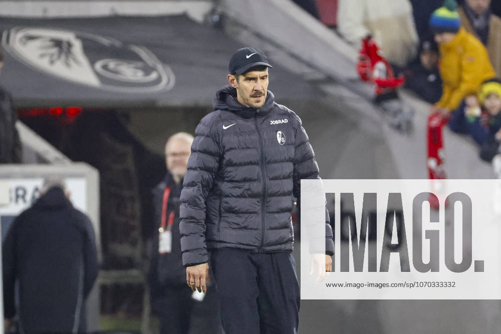 Julian Schuster (SC Freiburg, Trainer) nach dem Spiel , Deutschland, Fussball, 1. Bundesliga, 14.Spieltag, 2025 2026, SC Freiburg vs. Borussia Dortmund, 14.12.2025, Europa-Park Stadion, Freiburg im Breisgau, Deutschland Freiburg im Breisgau Europa-Park Stadion Baden-Württemberg Deutschland