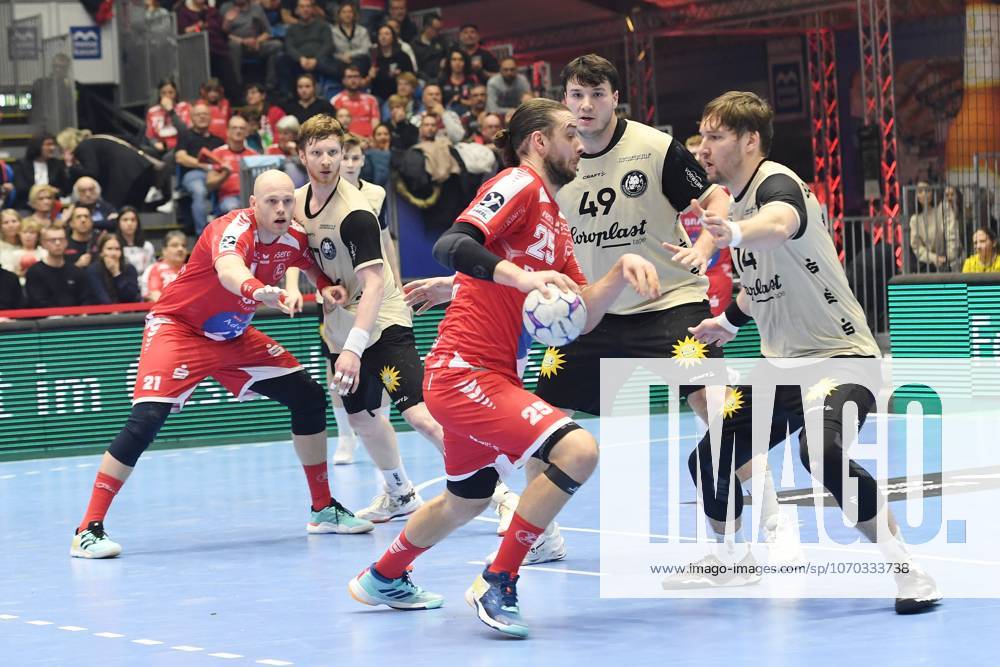 Olle Forsell Schefvert (MT Melsungen 25) (am Ball), Gerdas Babarskas (Bergischer HC 14), Aron Seesing (Bergischer HC 49), Arnar Freyr Arnarsson (MT Melsungen 21) , GER, MT Melsungen - Bergischer HC, Handball, 1. Bundesliga, 17. Spieltag, Saison 2025 2026, 14.12.2025, GER, MT Melsungen - Bergischer HC, Handball, 1. Bundesliga, 17. Spieltag, Saison 2025 2026, 14.12.2025 Kassel