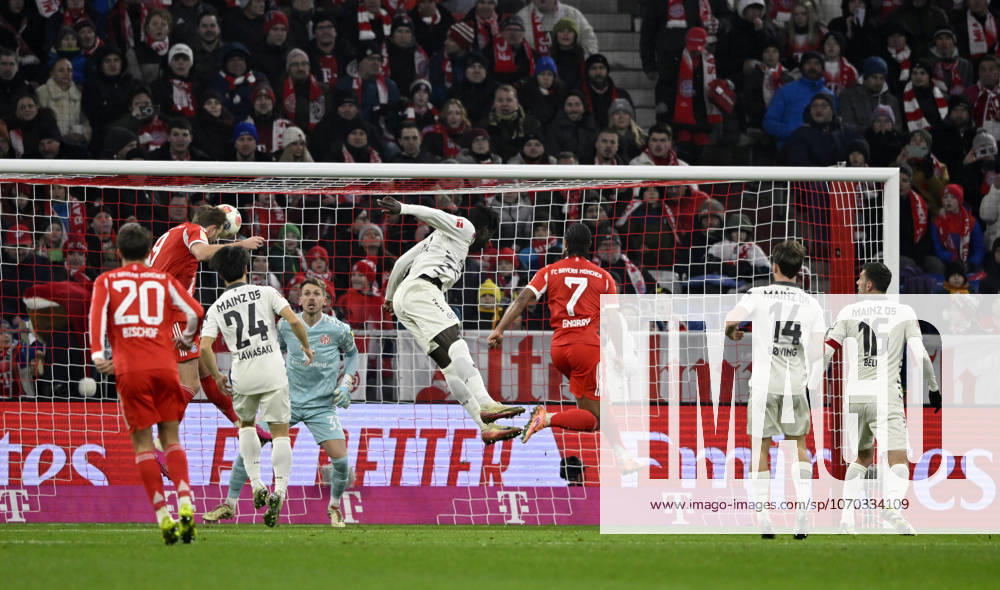 Strafraumszene, Torraumszene Torschuss Aktion Torchance Kopfballduell Zweikampf Aktion Harry Kane FC Bayern Muenchen FCB (09) gegen Torwart Daniel Batz 1. FSV Mainz 05 (33) FC Bayern Muenchen vs 1. FSV Mainz 05 14.12.2025 DFL REGULATIONS PROHIBIT ANY USE OF PHOTOGRAPHS AS IMAGE SEQUENCES AND OR QUASI-VIDEO FC Bayern Muenchen vs 1. FSV Mainz 05