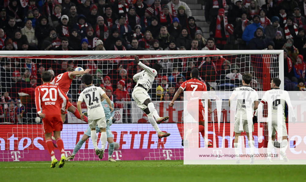 Strafraumszene, Torraumszene Torschuss Aktion Torchance Kopfballduell Zweikampf Aktion Harry Kane FC Bayern Muenchen FCB (09) gegen Torwart Daniel Batz 1. FSV Mainz 05 (33) FC Bayern Muenchen vs 1. FSV Mainz 05 14.12.2025 DFL REGULATIONS PROHIBIT ANY USE OF PHOTOGRAPHS AS IMAGE SEQUENCES AND OR QUASI-VIDEO FC Bayern Muenchen vs 1. FSV Mainz 05