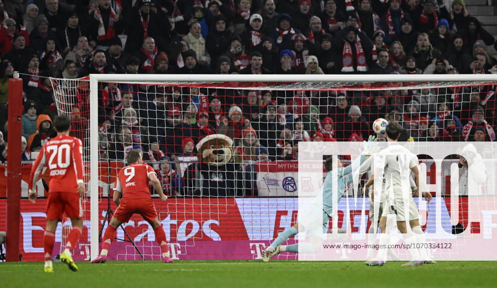 Strafraumszene, Torraumszene Torschuss Aktion Torchance Kopfballduell Zweikampf Aktion Harry Kane FC Bayern Muenchen FCB (09) gegen Torwart Daniel Batz 1. FSV Mainz 05 (33) FC Bayern Muenchen vs 1. FSV Mainz 05 14.12.2025 DFL REGULATIONS PROHIBIT ANY USE OF PHOTOGRAPHS AS IMAGE SEQUENCES AND OR QUASI-VIDEO FC Bayern Muenchen vs 1. FSV Mainz 05