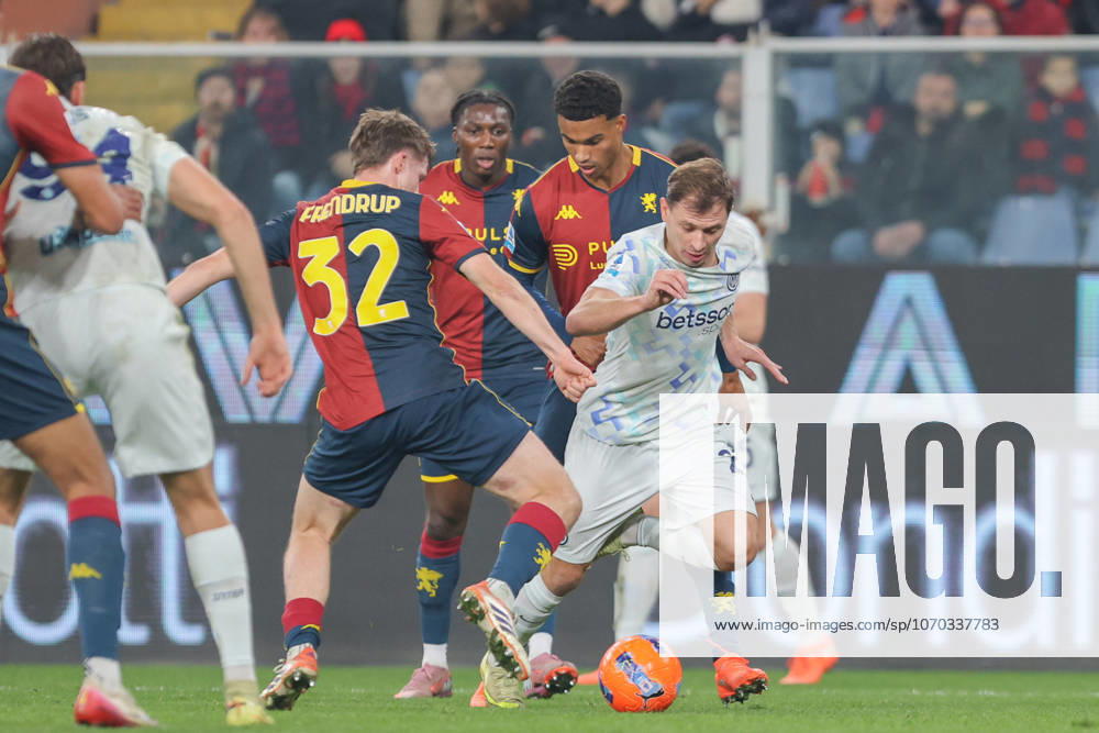 GenoaÕs Morten Frendrup fights for the ball with InterÕs Nicol˜ Barella during the Serie A soccer match between Genoa and Inter at the Luigi Ferraris Stadium in Genoa, Italy - Sunday, December 14, 2025. - Soccer .