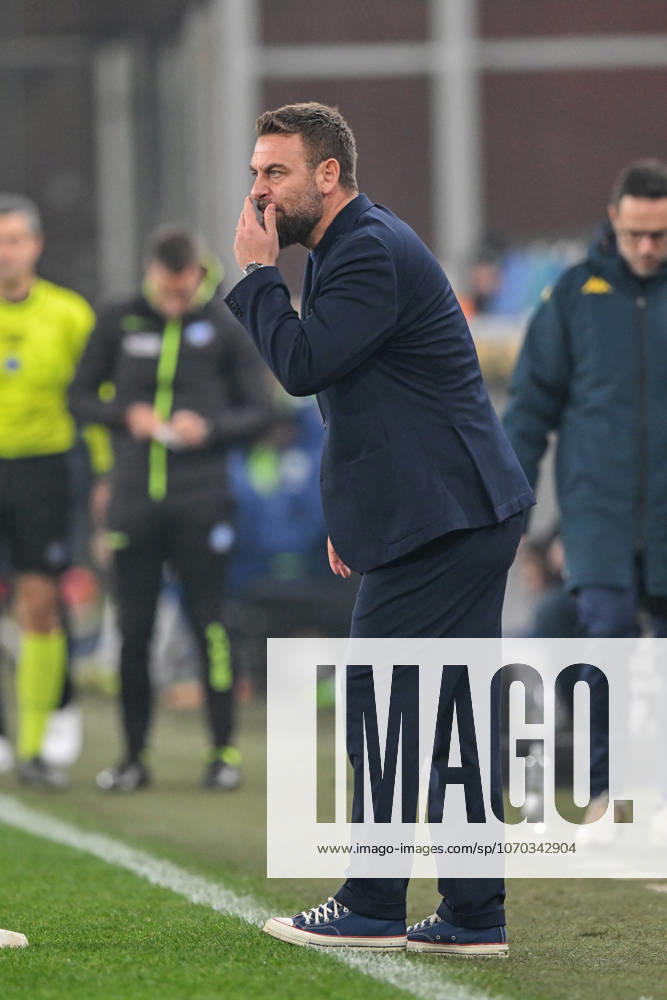 Genoas head coach Daniele De Rossi during the Serie A soccer match between Genoa and Inter at the Luigi Ferraris Stadium in Genoa, Italy - Sunday, December 14, 2025. - Soccer .