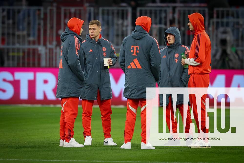 Tom Bischof 20 (FC Bayern Muenchen), Joshua Kimmich 6 (FC Bayern Muenchen), Lennart Karl 42 (FC Bayern Muenchen) und Alexandar Pavlovic 45 (FC Bayern Muenchen) auf dem Platz vor dem Spiel, FC Bayern Muenchen vs. 1. FSV Mainz 05, Fussball, Bundesliga, DFL, Saison 2025 2026, Hinrunde, 14. Spieltag, 14.12.2025 DFB regulations prohibit any use of photographs as image sequences and or quasi-video Muenchen Bayern Deutschland